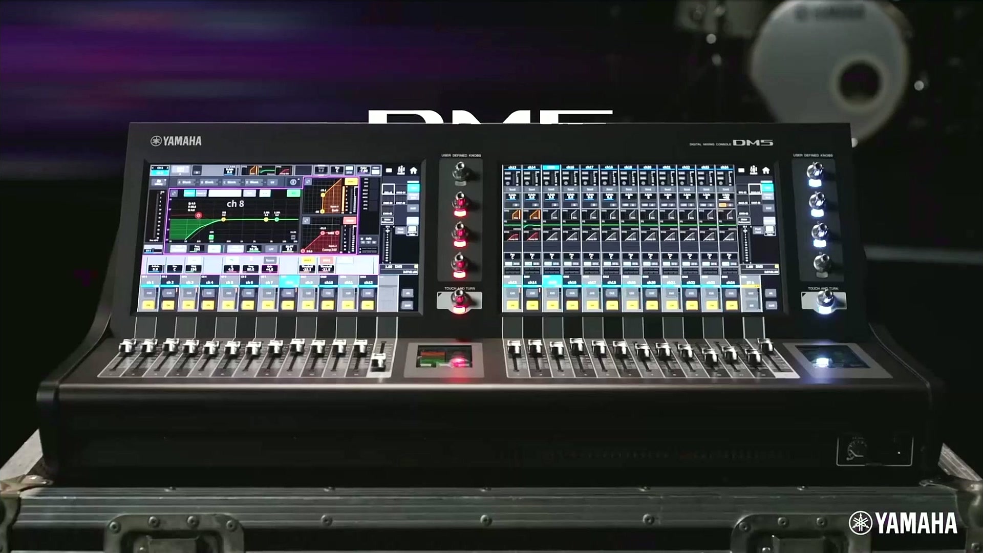 La console digitale Yamaha DM5, il modello grande della serie, su flight case