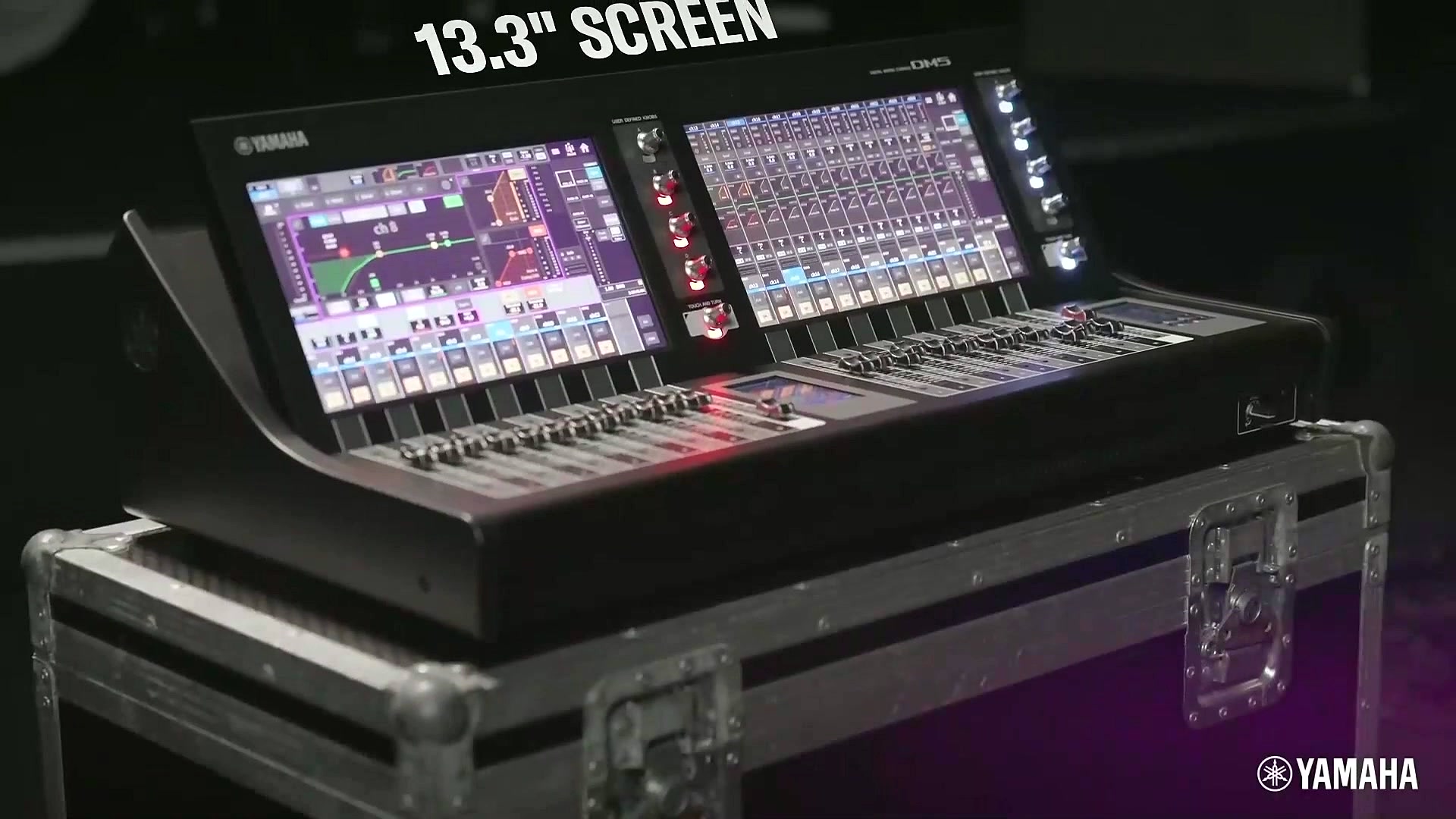 Il display da 13,3 pollici della Yamaha DM5 inclinato verso l'operatore