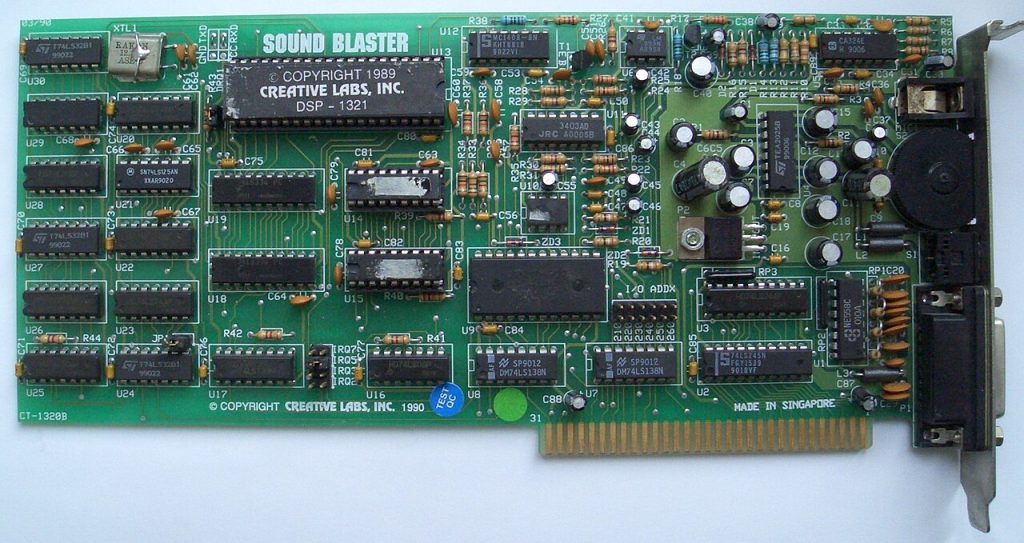 Una Sound Blaster CT1320B con i chip C/MS installati, appartenente alle prime revisioni della famiglia. Foto: Wdwd / Wikimedia Commons, CC BY-SA 3.0 (riproduzione ridimensionata, senza altre modifiche).