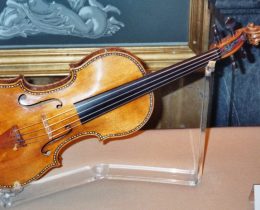 Violino di Antonio Stradivari con filetti intarsiati, parte del quartetto esposto al Palacio Real di Madrid, appoggiato su un supporto trasparente