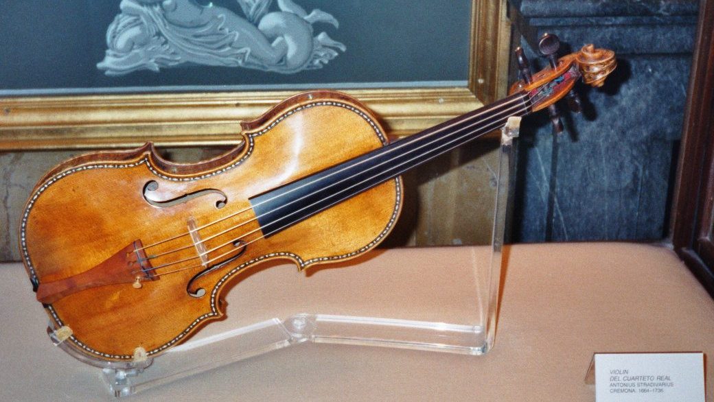 Violino di Antonio Stradivari con filetti intarsiati, parte del quartetto esposto al Palacio Real di Madrid, appoggiato su un supporto trasparente