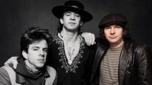 Foto promozionale di Stevie Ray Vaughan and Double Trouble del 1983: da sinistra Chris Layton, Stevie Ray Vaughan e Tommy Shannon