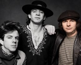 Foto promozionale di Stevie Ray Vaughan and Double Trouble del 1983: da sinistra Chris Layton, Stevie Ray Vaughan e Tommy Shannon