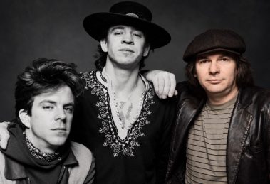 Foto promozionale di Stevie Ray Vaughan and Double Trouble del 1983: da sinistra Chris Layton, Stevie Ray Vaughan e Tommy Shannon
