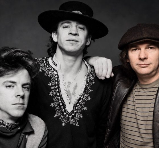 Foto promozionale di Stevie Ray Vaughan and Double Trouble del 1983: da sinistra Chris Layton, Stevie Ray Vaughan e Tommy Shannon