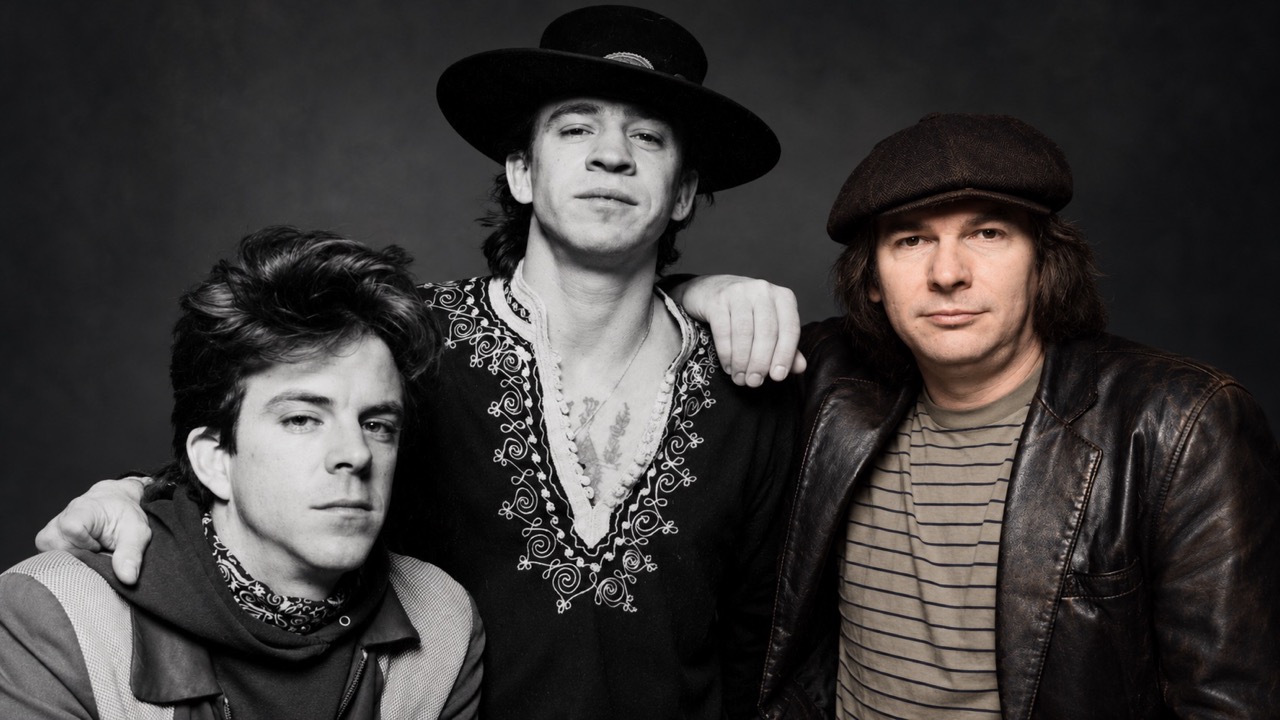 Foto promozionale di Stevie Ray Vaughan and Double Trouble del 1983: da sinistra Chris Layton, Stevie Ray Vaughan e Tommy Shannon